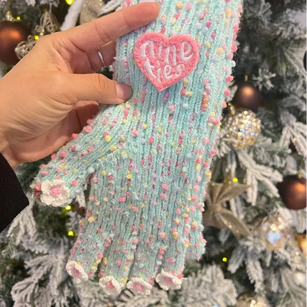 Playable mobile phone handmade crochet gloves