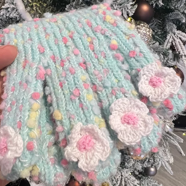 Playable mobile phone handmade crochet gloves
